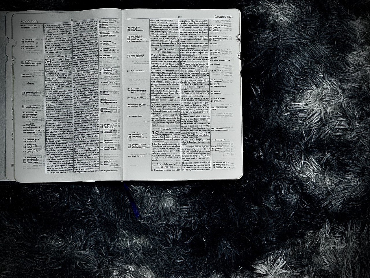 Bíblia aberta em êxodo 34, representando o estudo de Êxodo 34. Imagem apenas decorativa.